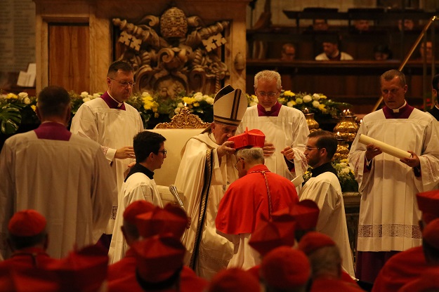 유흥식 추기경이 8월 27일 로마 성 베드로 대성당에서 열린 추기경 서임식에서 프란치스코 교황으로부터 사제 각모(비레타)를 수여 받고 있다.